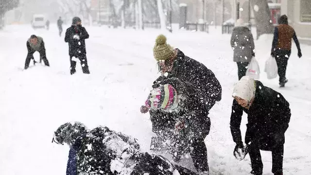 İstanbul'da kar esareti bitmeyecek gibi! Son açıklama öğrencilerin yüzünü güldürecek