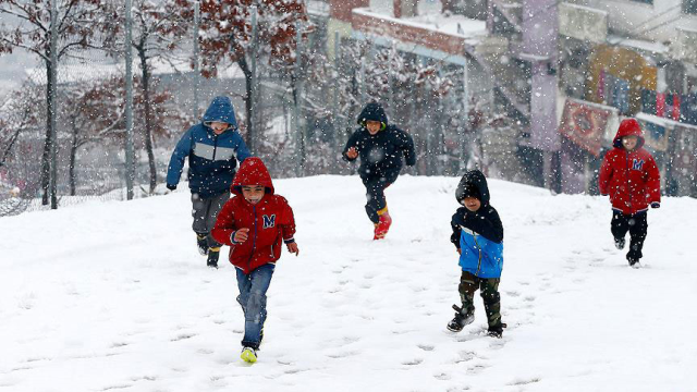 İstanbul'da kar esareti bitmeyecek gibi! Son açıklama öğrencilerin yüzünü güldürecek