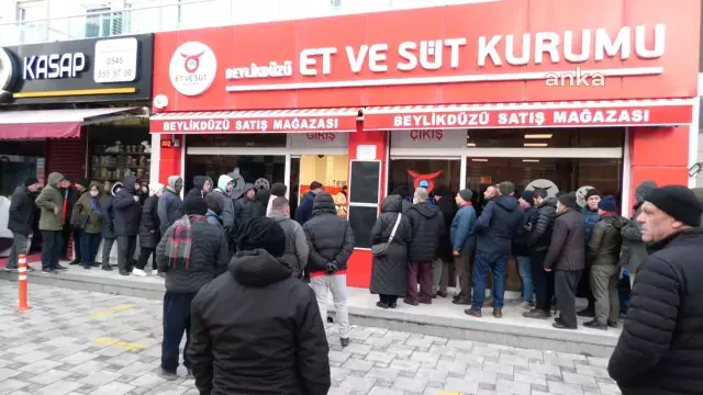 Dondurucu soğukta ucuz et kuyruğu! Geceden sıraya giriyorlar