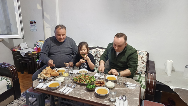 Bir adımla il değiştirip, 1 dakika farkla iftar açıyorlar