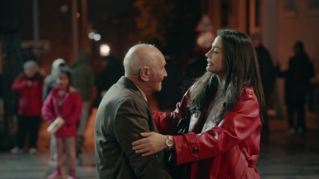 DEMET ÖZDEMİR İSTİKLAL'DE ŞARKI SÖYLEDİ