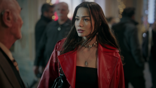 DEMET ÖZDEMİR İSTİKLAL'DE ŞARKI SÖYLEDİ