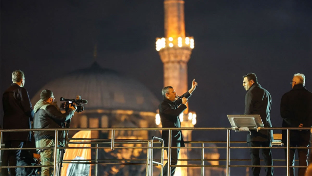 İmamoğlu'nun gözaltına alınmasının ardından Saraçhane'de büyük kalabalık