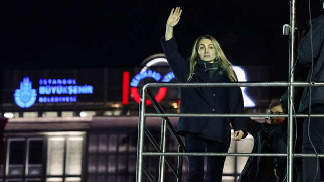 İmamoğlu'nun gözaltına alınmasının ardından Saraçhane'de büyük kalabalık