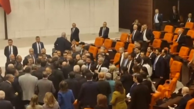 TBMM'de İmamoğlu gerginliği! CHP'li vekil şişe fırlattı