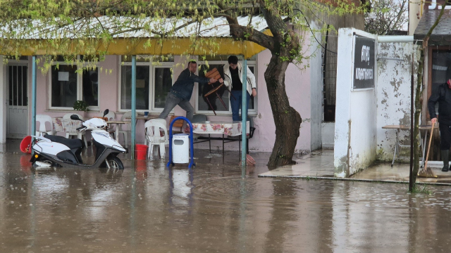 Kahvehaneyi su bastı, vatandaşlar sandalyelerle kurtuldu