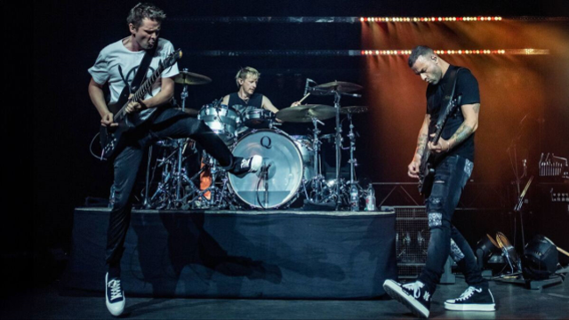 Dünyaca ünlü rock grubu Muse, boykot çağrıları sonrası İstanbul konserini 2026'ya erteledi