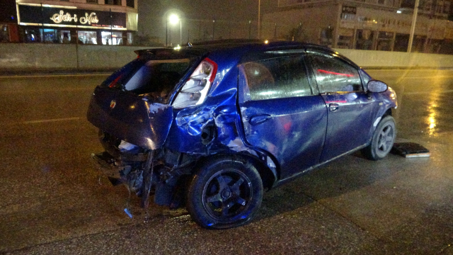 Kaza yerinde güvenlik önlemi alan polise kamyonet çarptı