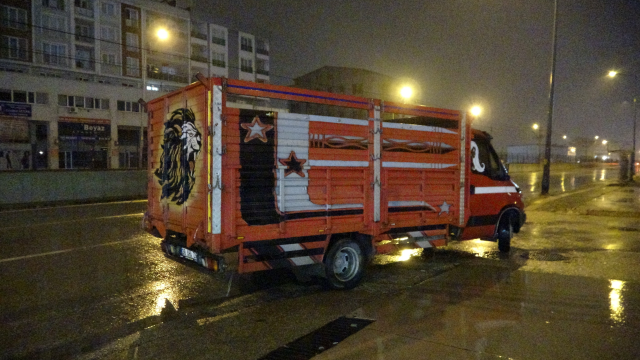 Kaza yerinde güvenlik önlemi alan polise kamyonet çarptı