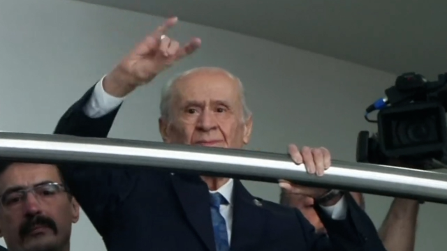 Bahçeli, Genel Merkez'de! Partililere 'Bozkurt' selamıyla karşılık verdi