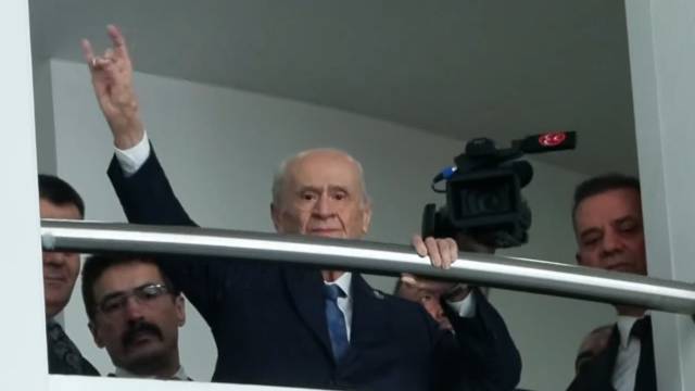 Bahçeli, Genel Merkez'de! Partililere 'Bozkurt' selamıyla karşılık verdi