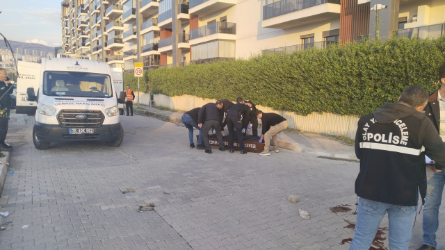 Önce sokakta önlerini kestiği eski nişanlısı ile annesini, sonra da kendini vurdu; 2 ölü, 1 yaralı