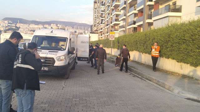 Önce sokakta önlerini kestiği eski nişanlısı ile annesini, sonra da kendini vurdu; 2 ölü, 1 yaralı
