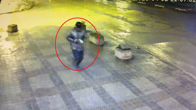 Balkondan sarkıttığı halata tutunarak indiği evi soydu