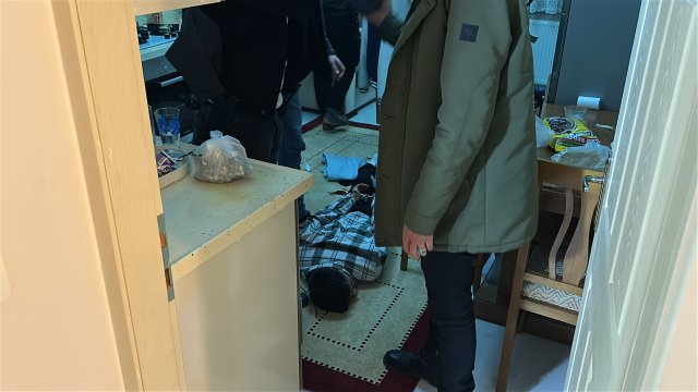 Polisi görünce kaçıp, kendisini eve kilitledi: 3 gözaltı