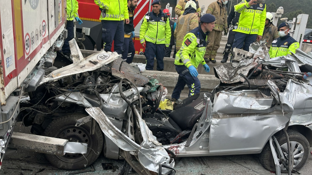 Herkes ne olduğunu merak ediyor! Tırın altına giren otomobildekiler tatilden geliyormuş