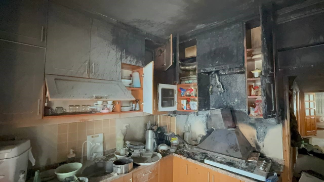Ev yangınında anne ve 3 çocuğu dumandan etkilendi