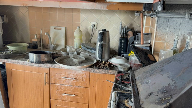 Ev yangınında anne ve 3 çocuğu dumandan etkilendi