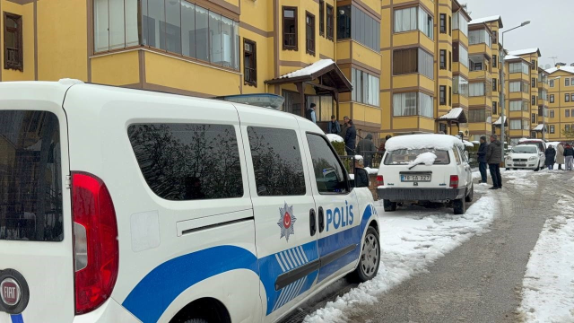Ev yangınında anne ve 3 çocuğu dumandan etkilendi