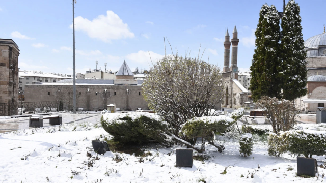 Sivas, nisan ayında eksi 17 derece ile buz kesti
