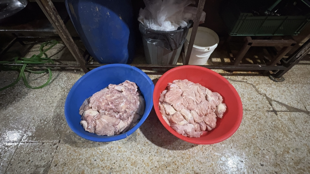 Döner imalathanesinde mide bulandıran görüntüler