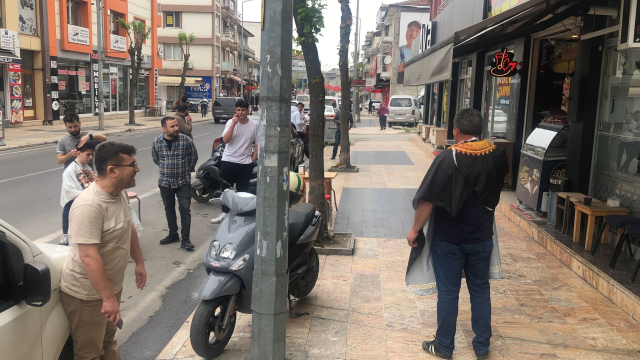 Deprem nedeniyle yarım kalan tıraşı dışarıda bitirdi