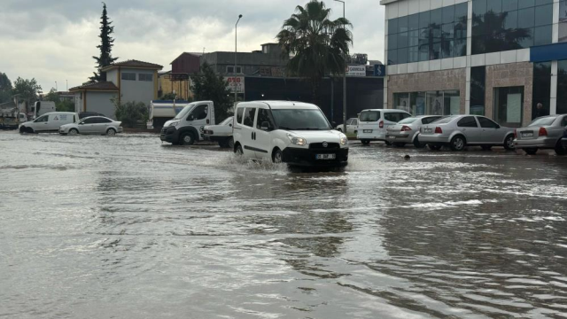 Yağmur hayatı felç etti! Kimi yüzdü kimi mahsur kaldı