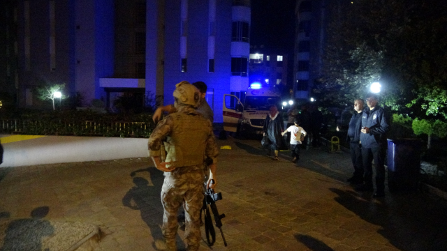 Anne-babasını odaya kilitledi, ekiplere ecel terleri döktürdü