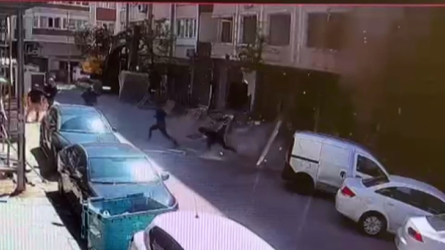 3.7'lik depremde bir binanın balkonu çöktü! Yaralı var