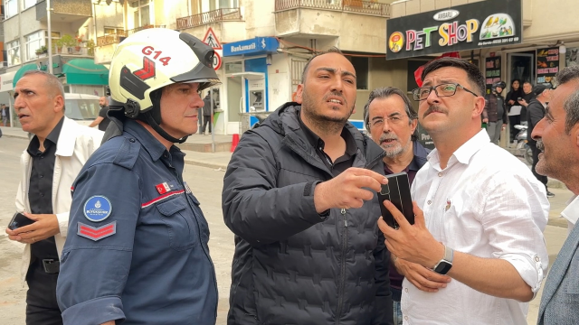 Avcılar'da riskli bina yıkıldı; yandaki bina 4 saatliğine tahliye edildi