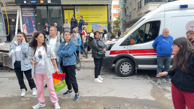 Avcılar'da riskli bina yıkıldı; yandaki bina 4 saatliğine tahliye edildi