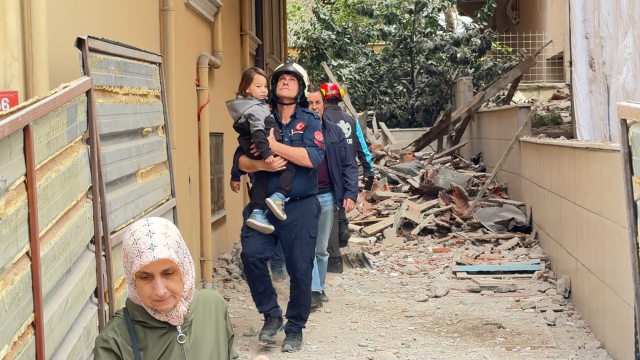 Avcılar'da riskli bina yıkıldı; yandaki bina 4 saatliğine tahliye edildi