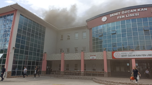 Fen lisesinin çatısı alevlere teslim! Öğrenciler tahliye edildi