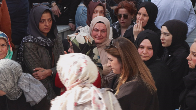 Ağabeyini karşılamak isteyen 5 yaşındaki çocuk minibüsün altında kalarak can verdi