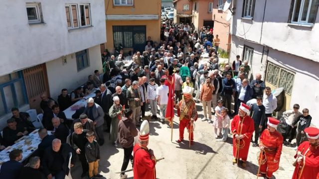 Yılda 1 kez yapılan yemek için binler bu köye akın ediyor