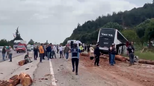 حادث تصادم متسلسل بين حافلة ركاب في تشاناكالي: 6 قتلى وعشرات الجرحى