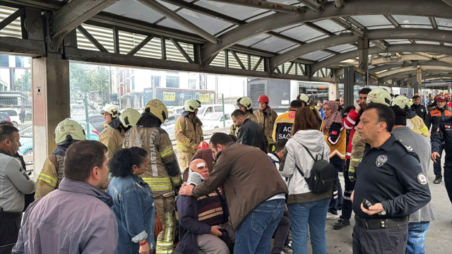 Duraktaki metrobüse arkadan gelen metrobüs çarptı: 3'ü ağır 13 yaralı