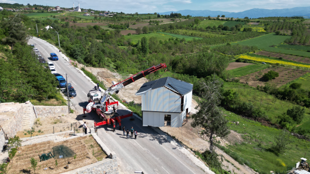 Kaçak villasını yıkımdan vinçle kaçırdı