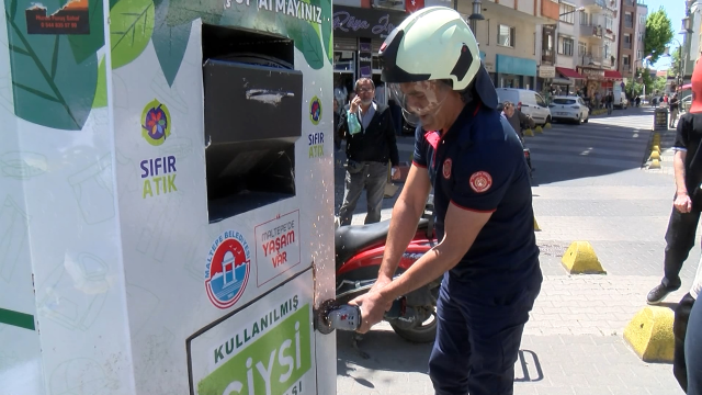 Küçük çocuk kıyafet kumbarasında mahsur kaldı