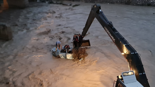 Osmaniye'de onlarca araç sel sularına kapıldı