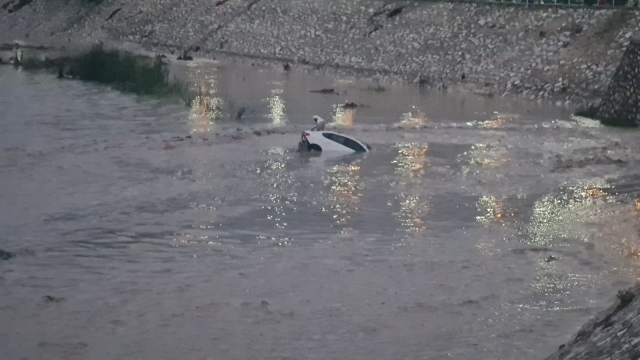 Osmaniye'de onlarca araç sel sularına kapıldı