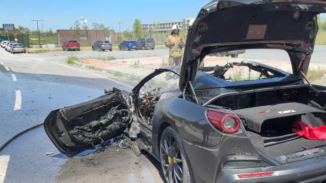 20 milyon liralık lüks otomobil alev alev yanarak küle döndü