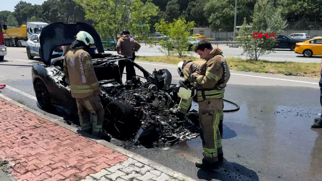 20 milyon liralık lüks otomobil alev alev yanarak küle döndü