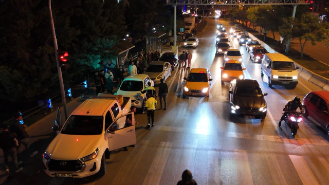 Alkollü genç şehri karıştırdı, patronunu gasp edip araçları parçaladı