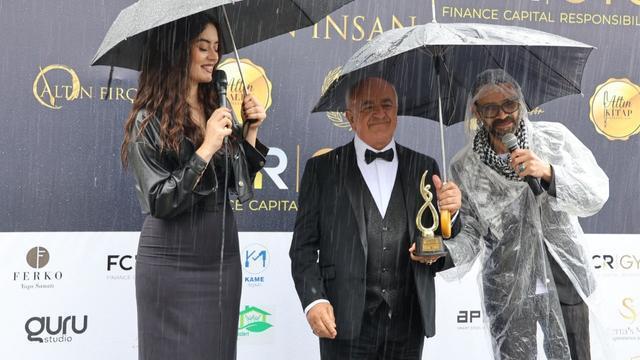 Altın İnsan Ödülleri'nde 'Yaşayan Roman Kahramanı' Londra'daki Zülfü Ağırbaş Oldu