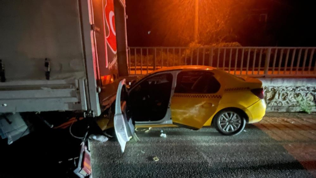 Demir borular araca ok gibi saplandı, sürücü feci şekilde can verdi