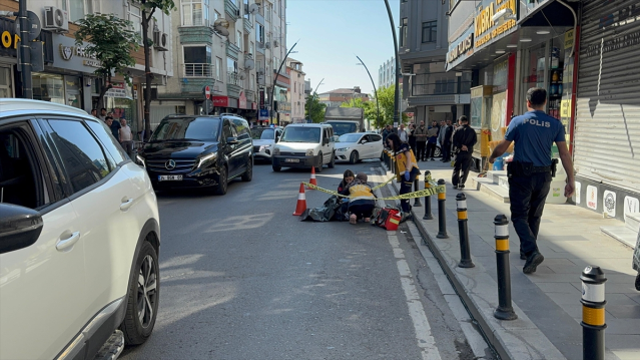 Fenalaşarak yola düşen yayayı servis minibüsü ezdi