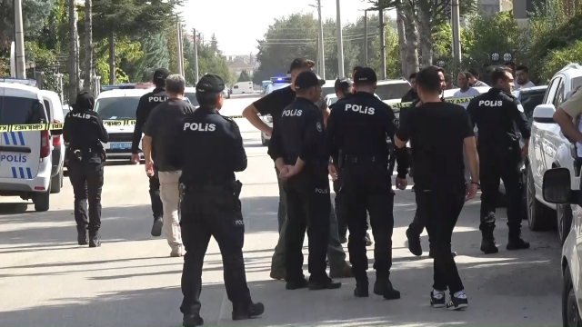 İhbara gelen polisi bıçaklayan Emre'nin babası: Emre 'Şeytanlar bastı' diyerek domates, salatalık fırlatıp sirke döküyordu