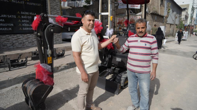 Suriyeli işçisine giderayak büyük jest! Görünce havalara uçtu