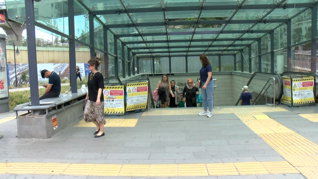 Ünalan Metro İstasyonu'nda yürüyen merdiven kırıldı